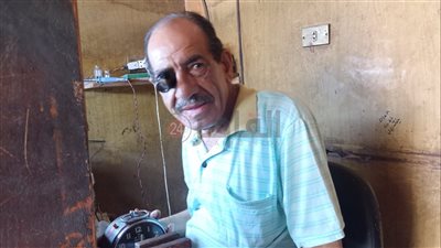 عم صلاح أقدم ساعاتي في بني سويف: 50 سنة في المهنة.. ووارثها عن والدي | فيديو