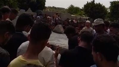 الحزن يخيم على الأهالي أثناء تشييع جثماني شقيقين غرقا ببحر مويس في الشرقية | بث مباشر 