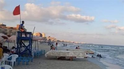 تحذير من نزول البحر.. رفع الرايات الحمراء على شواطئ الإسكندرية 