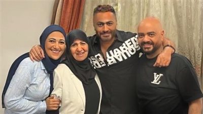 بدون بناته.. تامر حسني يحتفل بعيد ميلاده الـ 46 وسط عائلته