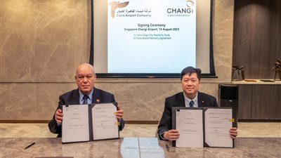 خلال زيارته لسنغافورة.. وزير الطيران يشهد توقيع مذكرتي تفاهم لتطوير مطار القاهرة