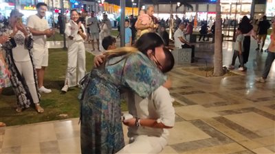 خطوبة إيطالية في ساحة مسجد الصحابة بشرم الشيخ