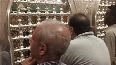 صرخات الداعين تتعالى.. أجواء روحانية وزحام شديد على ضريح السيدة نفيسة ومسجد الحسين بالقاهرة | بث مباشر