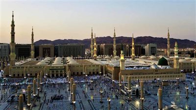 ما حكم كتابة الآيات القرآنية بالذهب على جدار قبلة المسجد النبوي الشريف؟.. الإفتاء تجيب