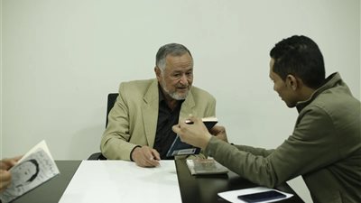 والد أحمد دومة يشكر الرئيس بعد قرار العفو عن نجله