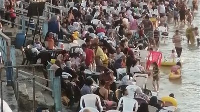 إقبال متوسط على شواطئ الإسكندرية.. واستمرار رفع الرايات الحمراء بالقطاع الغربي والعجمي