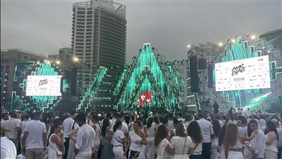 بالأبيض.. بدء توافد الجمهور على حفل عمرو دياب في لبنان بعد غيابه لسنوات