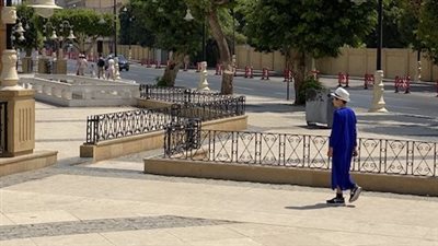 سائح يتجول بالجلابية البلدي على كورنيش الأقصر| صور