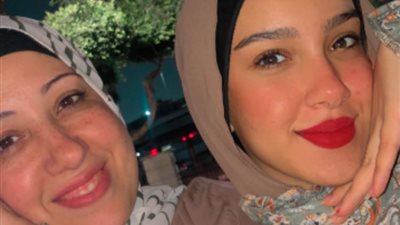 رد الجميل.. ابنة تهدي والدتها خاتم ذهب بعد سنوات من بيع الأم مصوغاتها حتى تفتح صغيرتها مشروعًا