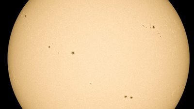 توهجات منخفضة حاليًا.. رصد هدوء واستقرار على سطح الشمس أمس