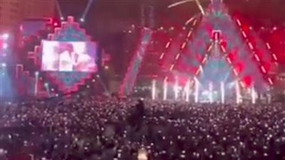 بحضور جماهيري ضخم.. عمرو دياب يبدأ حفله في لبنان بأغنية يا أنا يا لا