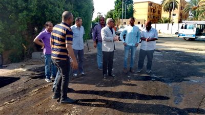 بعد 40 عاما من الضيق والإهمال.. رصف شارع عزبة الورد بالأقصر 