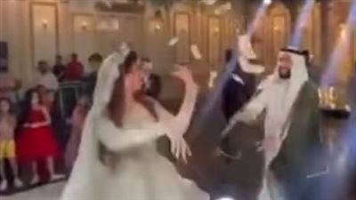 فيديو العريس الخليجي يشعل مواقع التواصل.. وإحدى المدعوات: كان فرحان بعروسته ودي حرية شخصية | بث مباشر
