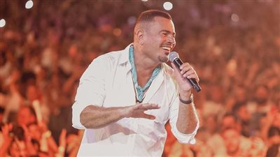 بعد تأجيلها بسبب أحداث غزة.. عمرو دياب يعود لنشاطه الفني ويقيم أول حفل في دبي