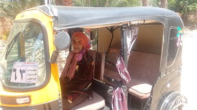 من طلوع النخل وتجهيز المقابر لأول سائقة توك توك في قنا.. منى قوت تتحدى الرجال: بصرف على أيتام