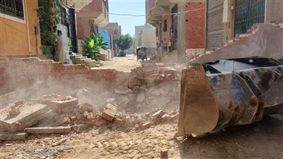 شخص يغلق شارعا جانبيا في حي الهرم بسور.. ومحافظة الجيزة تتدخل 