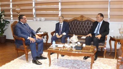 وزير التنمية المحلية يتابع مع محافظي الشرقية والمنيا بدء تشغيل المجمعات الحكومية بقرى حياة كريمة 