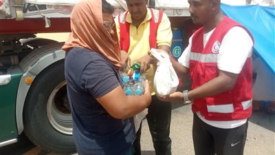 بسبب التكدس.. الدفع بسيارات إسعاف وتوزيع مياه ووجبات على السائقين بمعبري أرقين وقسطل