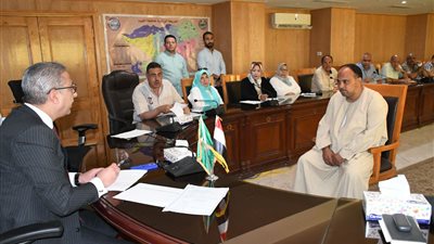 محافظ الفيوم يوجه بتوفير مساعدات للفئات الأولى بالرعاية وفرص عمل للشباب بالقطاع الخاص