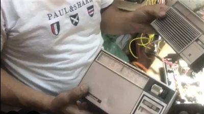 مفيش حاجة بتعطل معاه.. عم محمد يعمل في تصليح الأجهزة من الابتدائية: مهنة أبويا وهورثها لعيالي