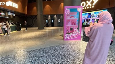  بالعباءات الوردية.. اصطفاف نساء الإمارات والسعودية لمشاهدة فيلم باربي رغم حظره في العديد من الدول العربية
