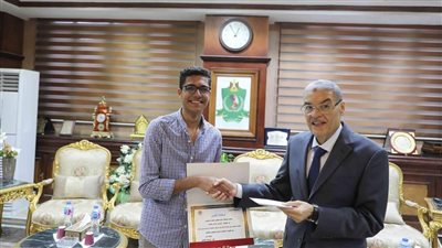 محافظ المنيا يكرم الطالب كيرلس نوناي الثاني على الجمهورية بالثانوية العامة