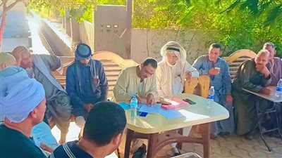 جلسة صلح عرفية لإنهاء خصومة بين عائلتين بقرية سيلا بالفيوم│صور