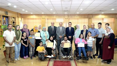 رئيس جامعة المنصورة يكرم أوائل الخريجين من ذوي الهمم