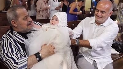 رُزق بها بعد وفاة نجله.. جورج وسوف يداعب حفيدته خلال مراسم التعميد: يقبرني اللي خلقك