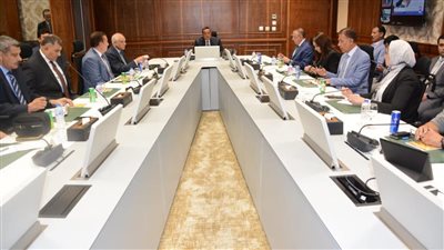 وزير التنمية المحلية يعقد اجتماعا مع عدد من المحافظين لمتابعة الموقف التنفيذي للمشروعات التنموية والخدمية