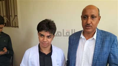 لبّسوهم بالطو أبيض.. مدرسة بالفيوم تكرم 5 من طلاب الثانوية العامة التحقوا بكلية الطب