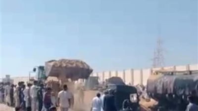 رفع السيارة المحترقة بسبب انفجار تنك بنزين بطريق الإسكندرية - مطروح