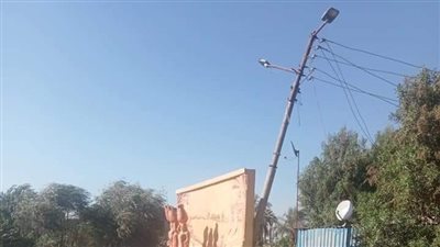 عمود إنارة يهدد حياة المارة بقرية الحلفاية بحري في قنا.. ومسؤول يعد بالحل