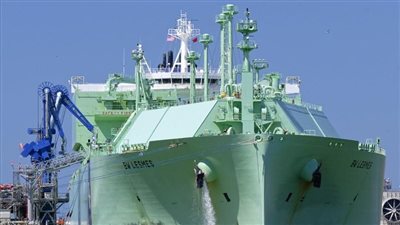 تعويم ناقلة غاز طبيعي مسال بعد جنوحها بقناة السويس | صور