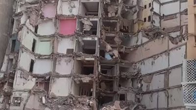 سقوط أجزاء من عقار بالإسكندرية.. وأحد الأهالي: السكان خرجوا منه وفي انتظار قرار الحي |بث مباشر 