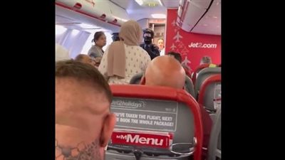 بعد توجيه اتهامات لها.. الشرطة البريطانية تجبر عائلة مسلمة على مغادرة طائرة قبل إقلاعها