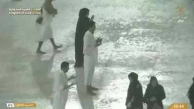 سقوط أمطار غزيرة على المسجد الحرام | صور وفيديو