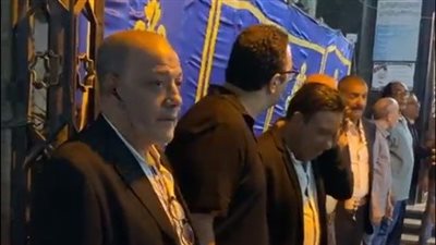 بمسجد الخلفاء الراشدين في الجيزة.. توافد العشرات على عزاء الفنان الراحل أحمد الشوكي | بث مباشر 