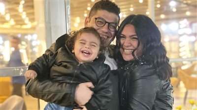 رسالة مؤثرة من شاب توفيت زوجته بعد ولادتها الثانية: كسرتيني مين هيطبطب عليا