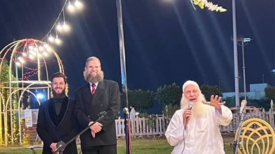 محمد حسين يعقوب ينكر على نجله ارتداء البدلة.. وداعية: لعل مرادهم التأكيد على ما كان يلبسه النبي 