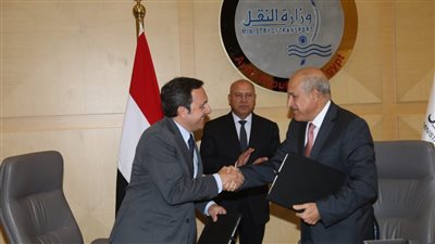 وزير النقل يشهد توقيع عقد مشروع الميناء الجاف بالعاشر من رمضان
