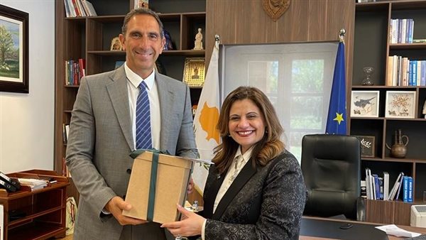 وزيرة الهجرة مع وزير