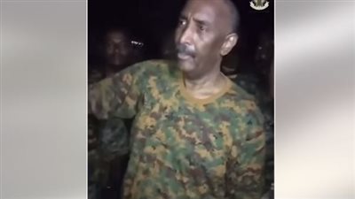 البرهان يفاجئ سكان الخرطوم بجلسة مع بائعة شاي ويطلب قهوة الصباح وسط دهشة الحضور