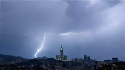 الأخطر منذ 8 سنوات.. عاصفة شديدة وأمطار تضرب مكة 