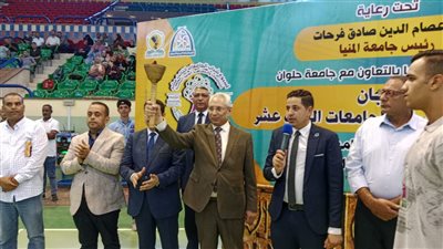 رئيس جامعة المنيا يستقبل شعلة وعلم أسبوع شباب الجامعات الـ13