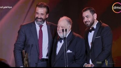 كريم عبد العزيز بعد تكريمه في الدورة الثانية لـ مهرجان القاهرة للدراما: تشرفت بالوقوف جمب يحيى الفخراني