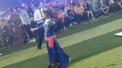 راقصة في حفل تكريم أوائل الثانوية العامة بمركز شباب قرية كفر منصور بالقليوبية | فيديو 