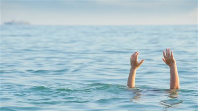 مصرع شاب غرقًا في شاطئ أبو يوسف بالإسكندرية | بث مباشر