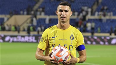 لقطة رائعة.. رونالدو يهدي طفلة كفيفة كرة الهاتريك بعد مباراة الفتح |فيديو 