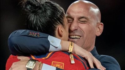 بسبب قبلته بنهائي المونديال.. الأندية الإسبانية تفتح النار على روبياليس: سوّء سمعتنا